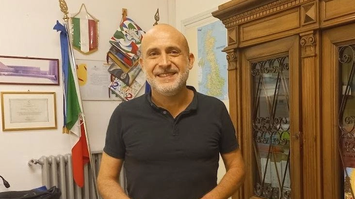 Nel suo ufficio il dirigente scolastico, Raffaele Balzano, ingegnere elettronico:. è il. neo preside del l’Istituto Benelli.