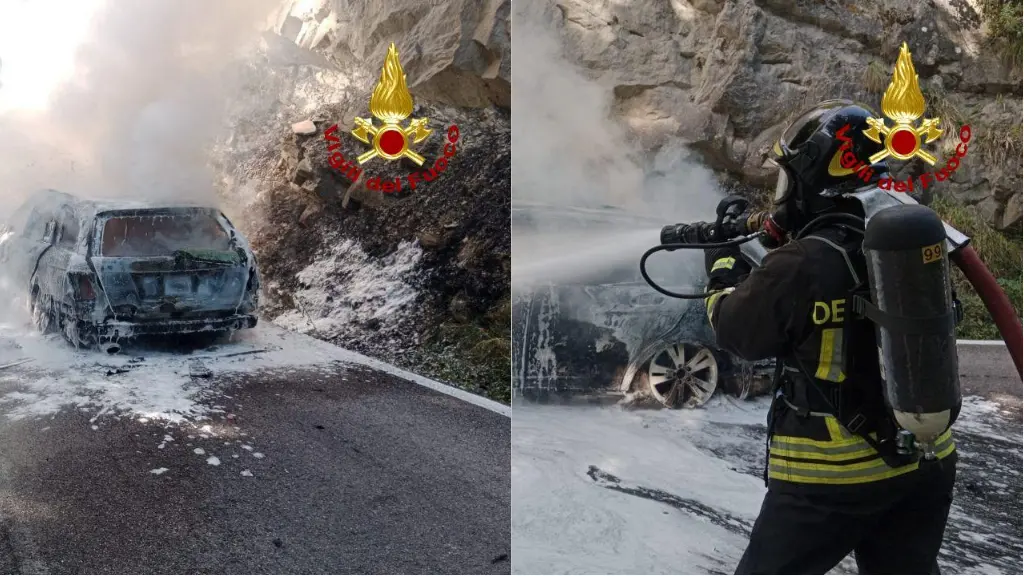 Auto a fuoco al passo dei Mandrioli, incendio domato dai pompieri