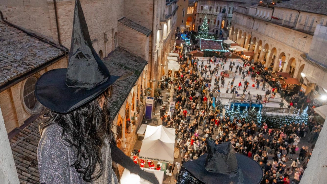 Sono scese dalle finestre del palazzo comunale per un bagno di folla e di bimbi tutti col naso in su. Un rituale che si ripete da quasi trent’anni, ma tante altre vecchine erano in piazza ad allietare i più piccoli.