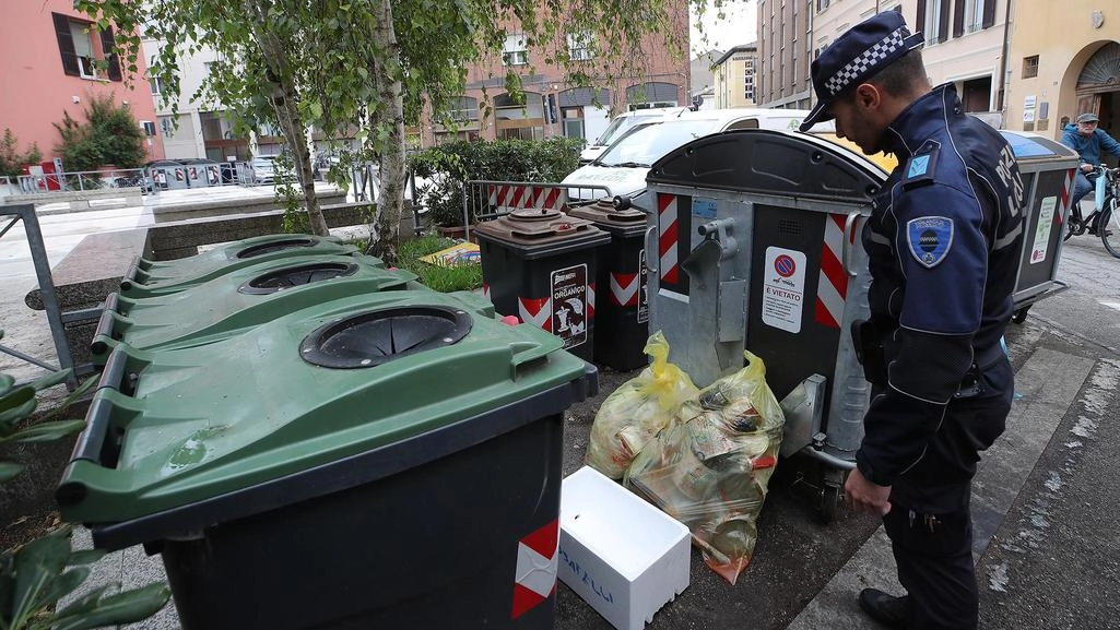 Sacchi abbandonati fuori dai bidoni in via Salara