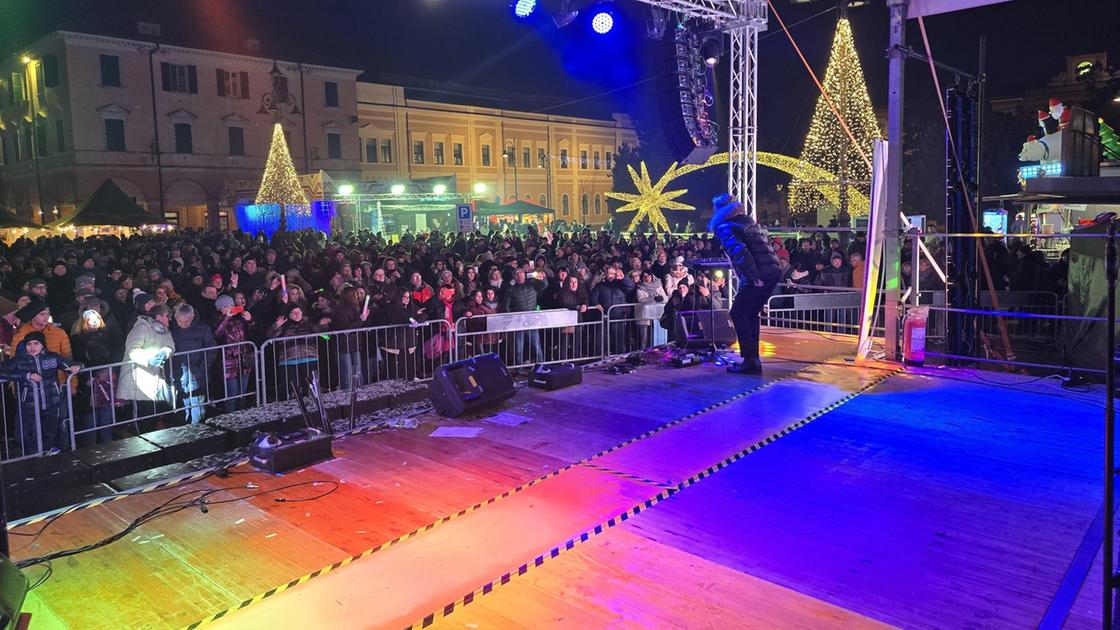 Spettacolo in piazza per Capodanno. La musica di Den Harrow infiamma