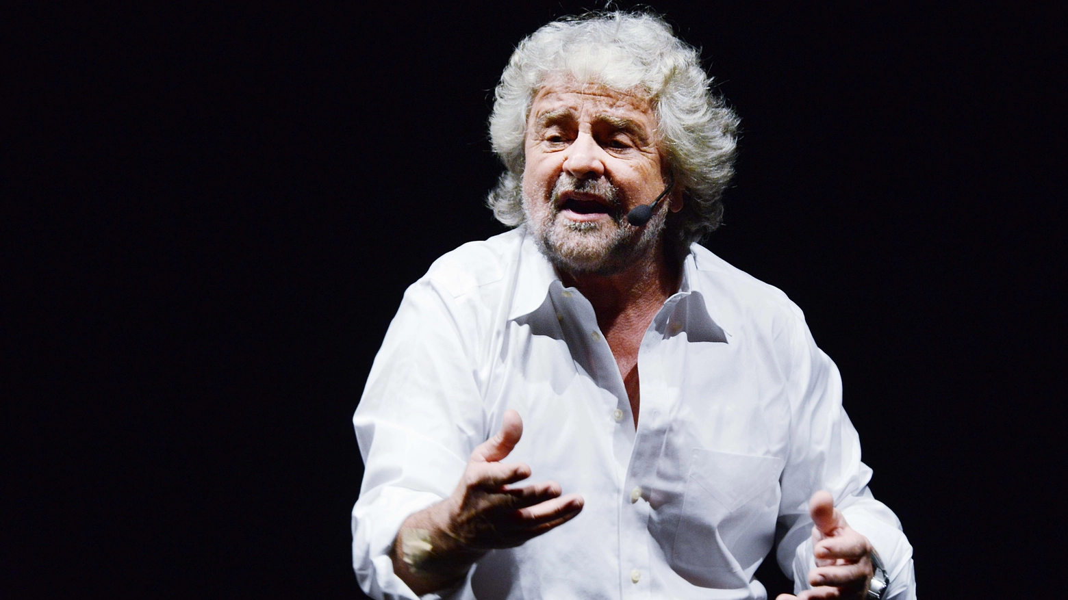 Beppe Grillo, qui sul palco del Teatro Nazionale di Milano, è tornato al Celebrazioni di Bologna con lo spettacolo 'Io sono un altro'