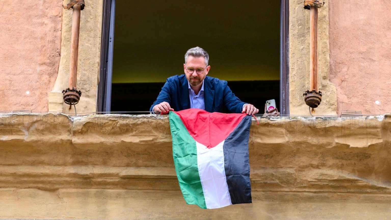 Il Comune di Bologna espone la bandiera della Palestina, che ora sventola da Palazzo d'Accursio. Per il sindaco Matteo Lepore era "doveroso prendere una posizione"