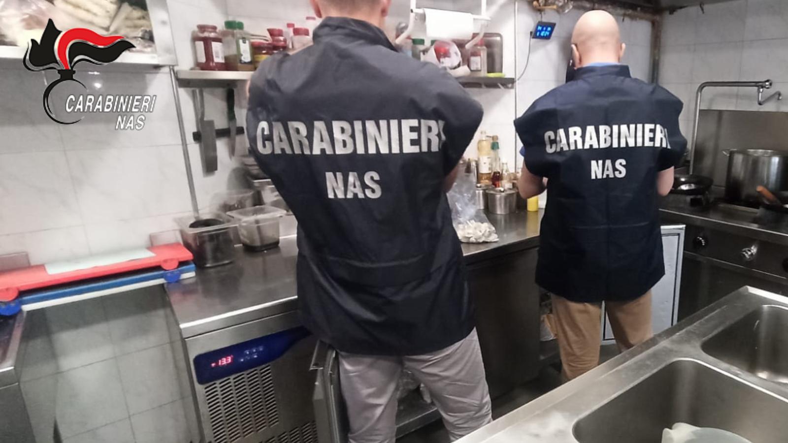 Parma, cibo scaduto al ristorante: maxi multa dopo l’ispezione dei Nas