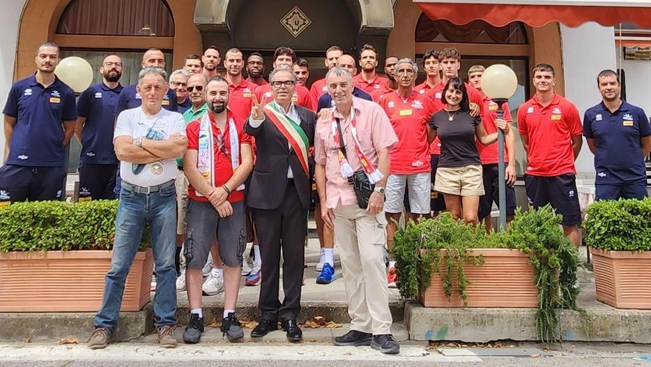 La squadra davanti all’Hotel Ulisse con gli amministratori di Carpegna