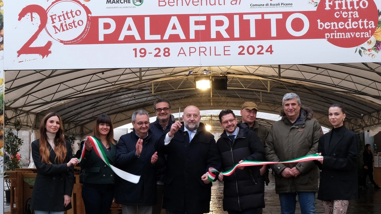 La pioggia non ha fermato l’entusiasmo dei rappresentanti istituzionali riuniti per il via alla kermesse che occuperà piazza Arringo fino al 28 aprile