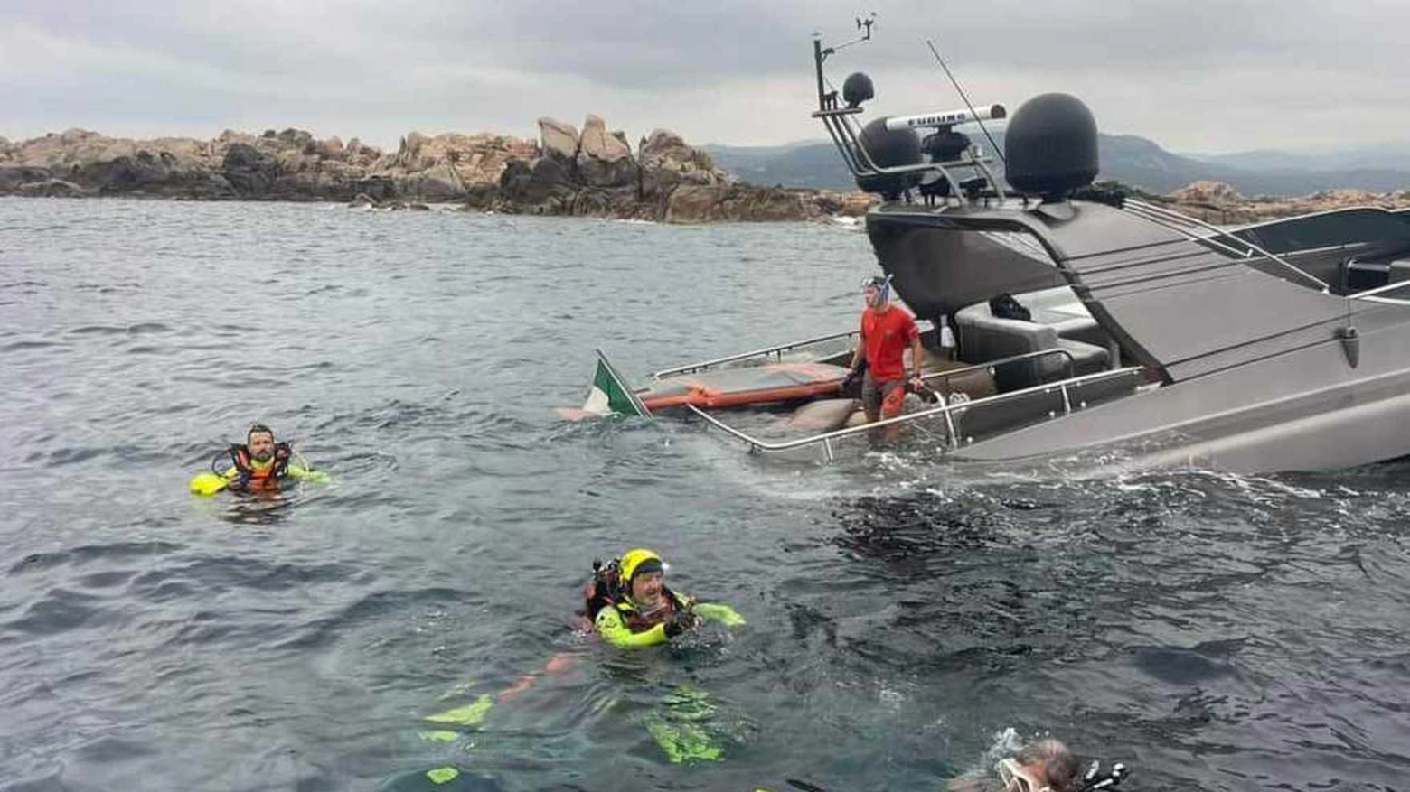 Terrore in mare. Yacht finisce contro lo scoglio e poi affonda