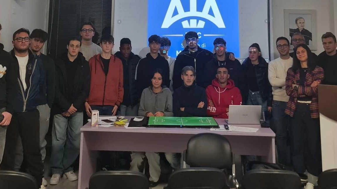 Superati gli esami di qualificazione, quindici nuovi arbitri sono divenuti effettivi alla sezione Aia di Macerata che ha in organico...