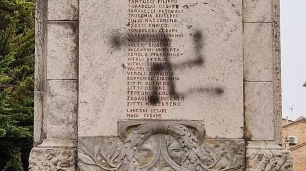 Svastica sul monumento ai nomi dei Caduti di Filottrano (Ancona)