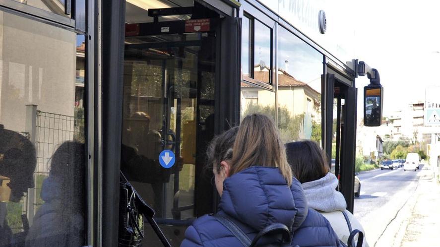 Autobus, beffa per le famiglie: "Sul web abbonamenti più cari, in un anno non è cambiato nulla"