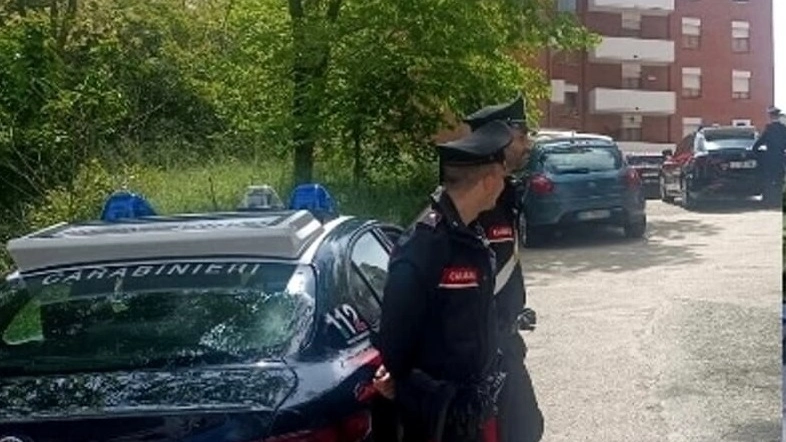 I carabinieri sul luogo dell’accoltellamento: la 50enne Patrizia Ceccolini è stata accoltellata dal marito sotto casa il 6 maggio scorso, a Sassoferrato, in via Bramante