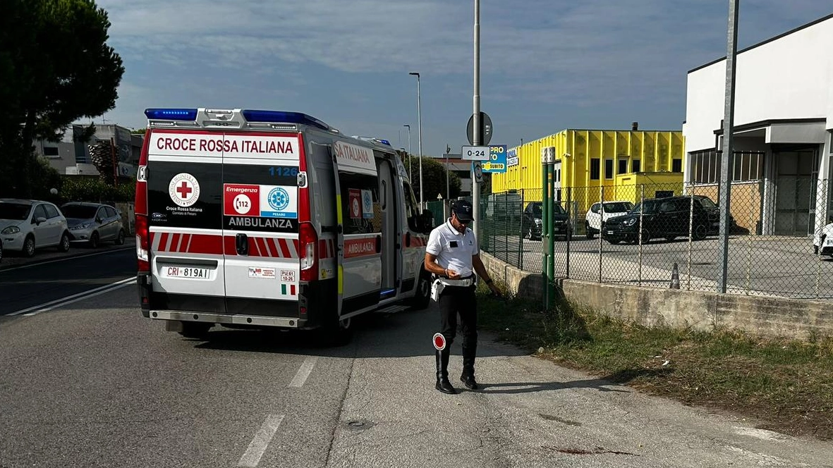 L'incidente in via Mattei a Fano: un ciclista è finito in ospedale