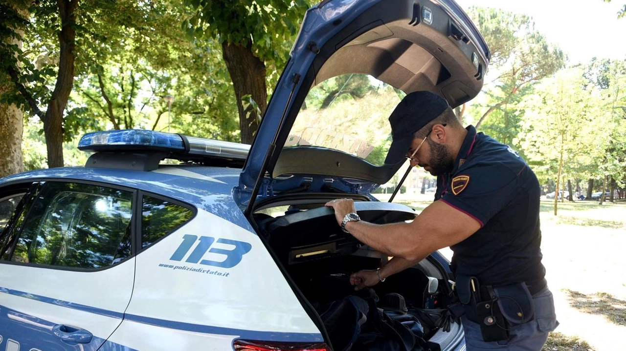 Arresto convalidato per lo straniero che ha tentato di picchiarla con un bastone. Poi davanti al giudice racconta: "Lei mi ha detto che mi avrebbe investito".