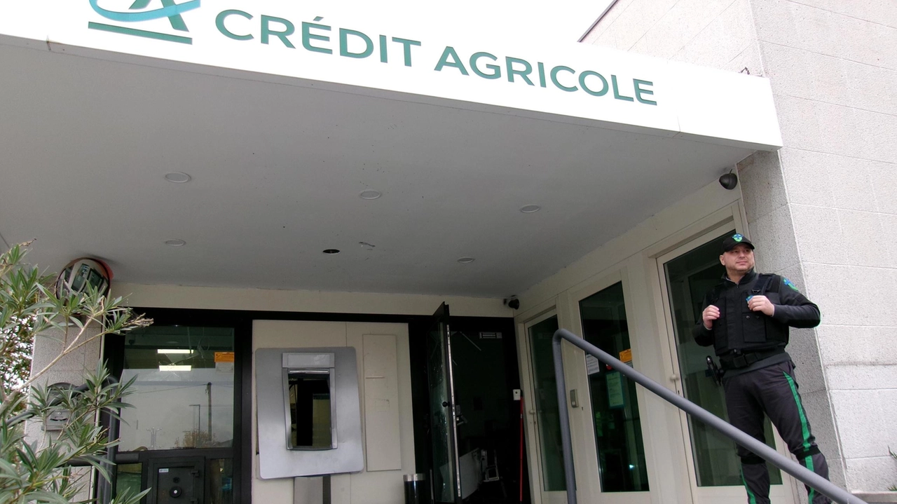 Il bancomat del Credit Agricole di Gatteo fatto saltare con l’esplosivo