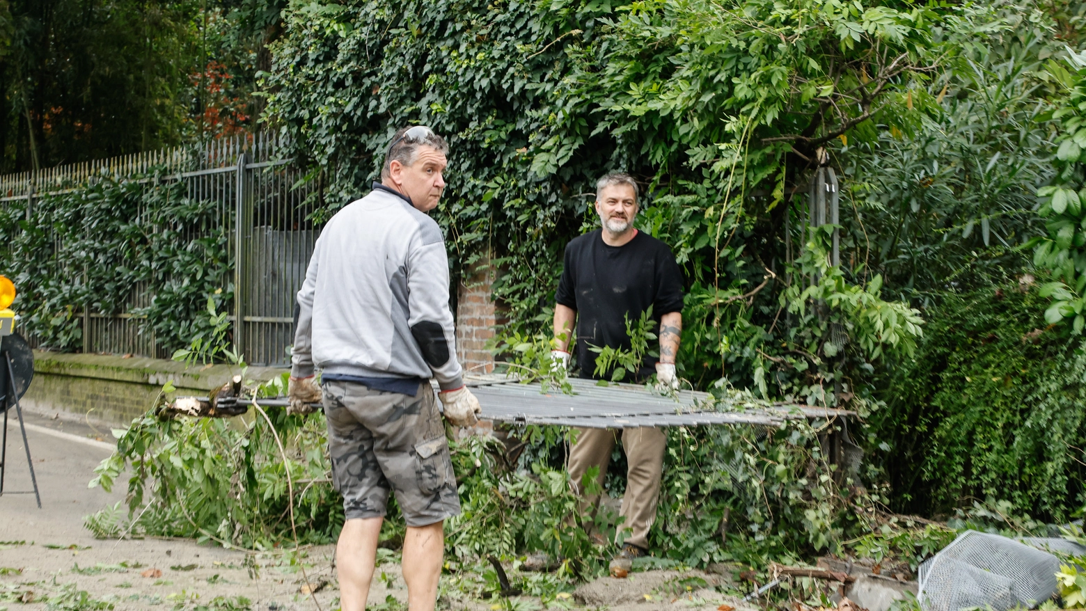 Momenti dopo l'alluvione zona san Mamolo, il cancello divelto in una casa nella zona