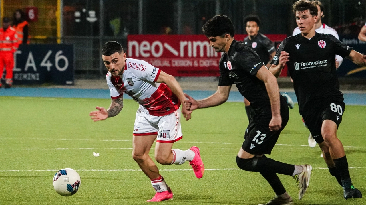 Serie C. Primo tempo divertente. I tre punti per la Vis arrivano sul finale e sconfigge così il Rimini dopo 32 anni