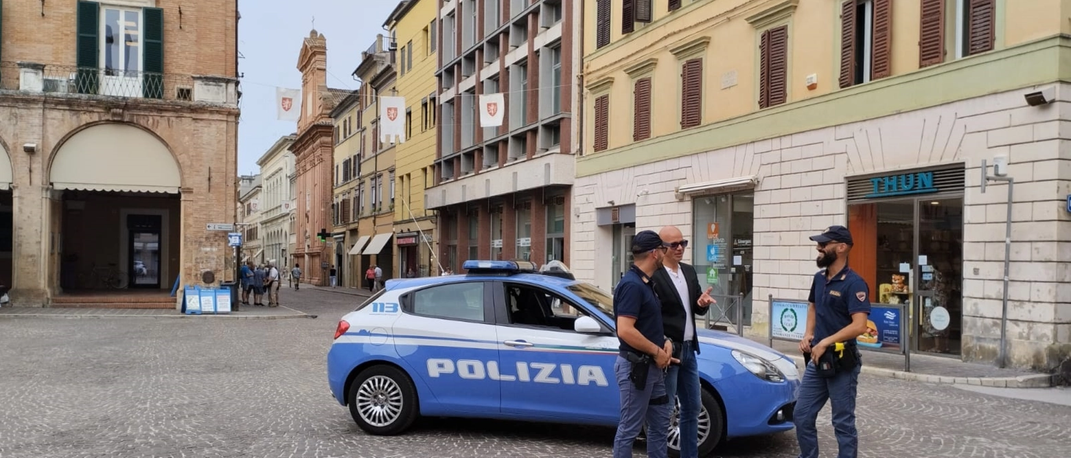 Dopo la denuncia di un 70enne jesino contattato tamite messenger nei giorni scorsi e poi raggiunto al telefono la polizia ariva a un 39enne foggiano e lo denuncia