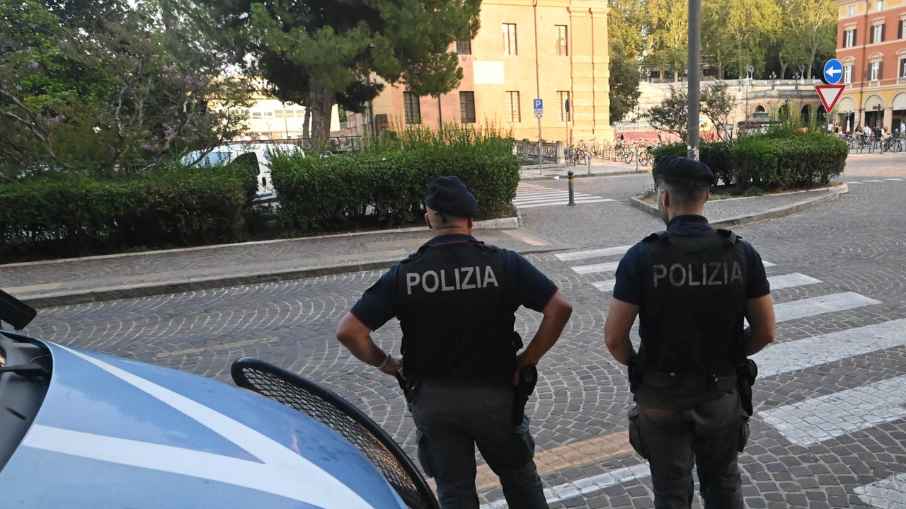 Raffica di interventi della polizia nelle ‘zone calde’ vicine alla stazione. Controllate 60 persone, verifiche anche negli esercizi commerciali. Un quarantenne ucraino è stato trovato in possesso di due coltelli.