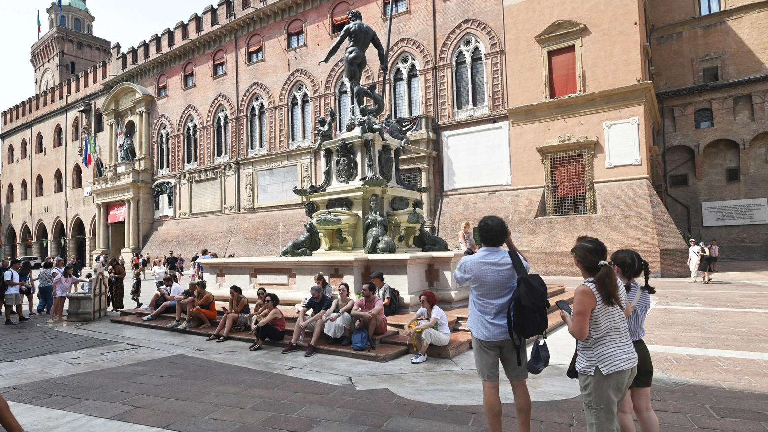 Turisti a Bologna il giorno di Ferragosto (FotoSchicchi)