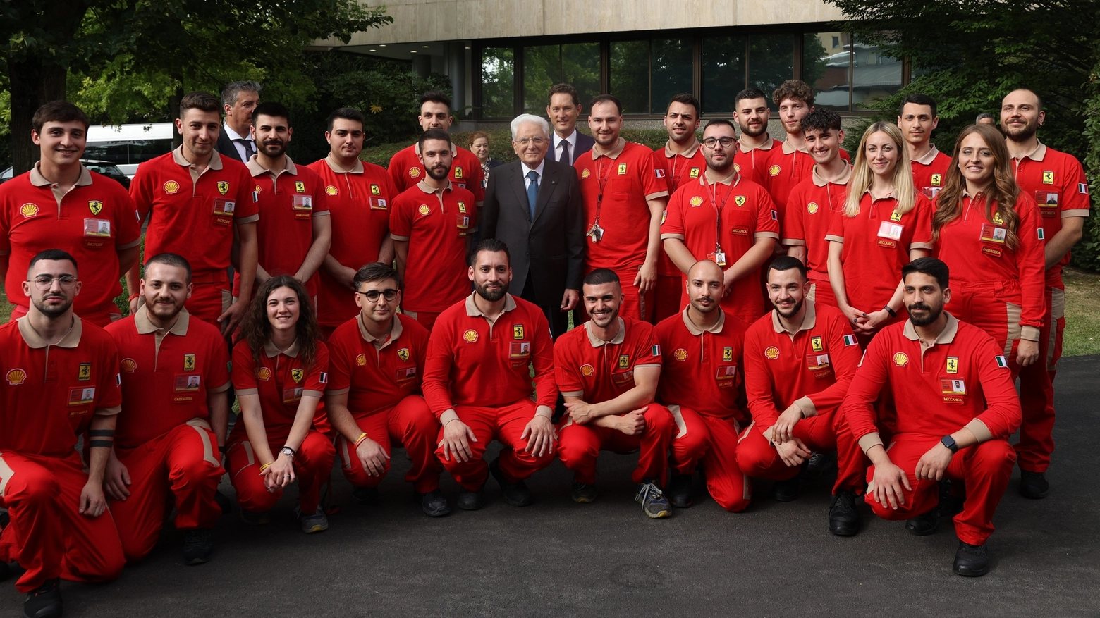 La foto gruppo con il Presidente Mattarella e i dipendenti di Ferrari