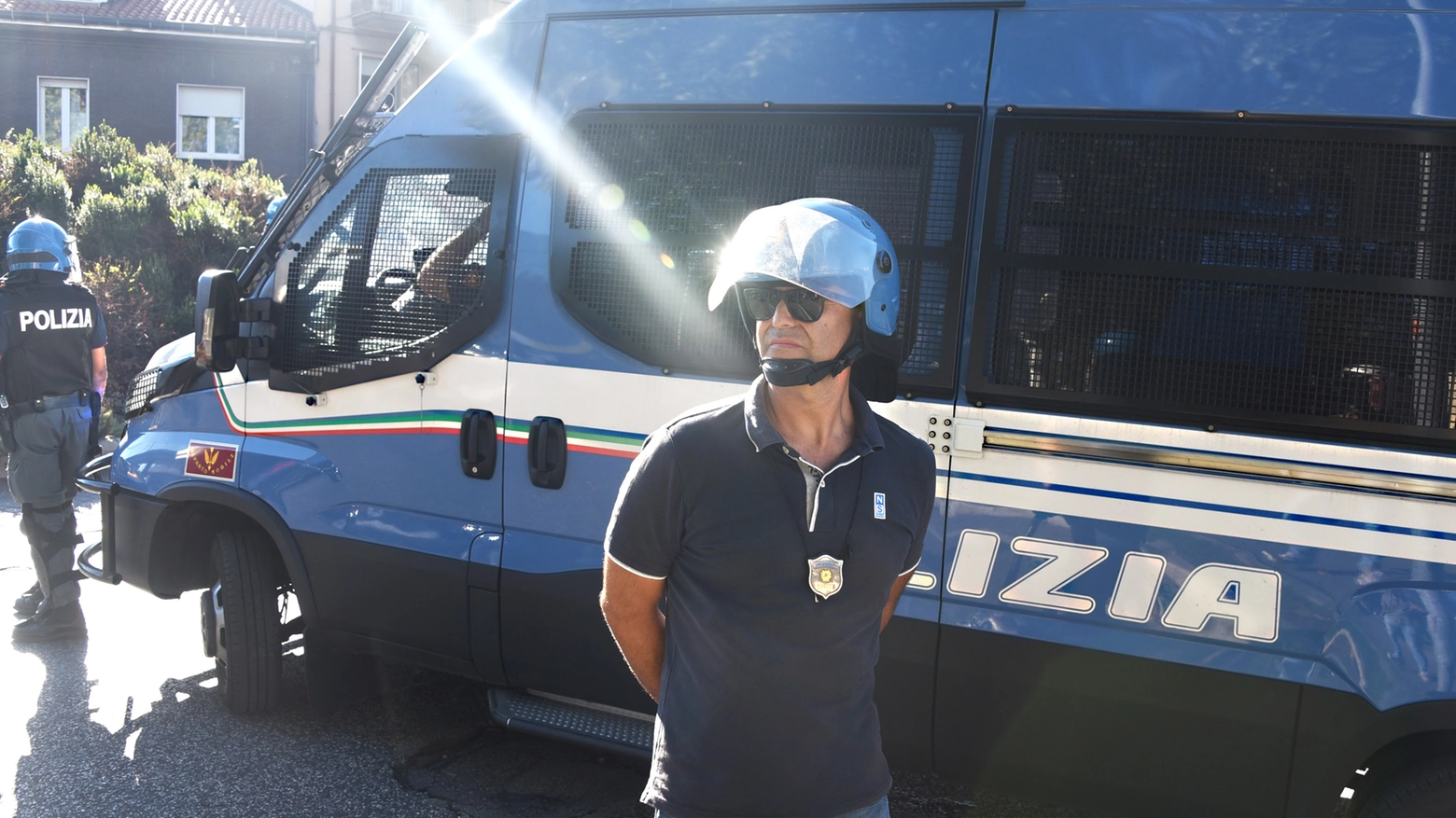 La polizia davanti allo stadio (foto d’archivio)