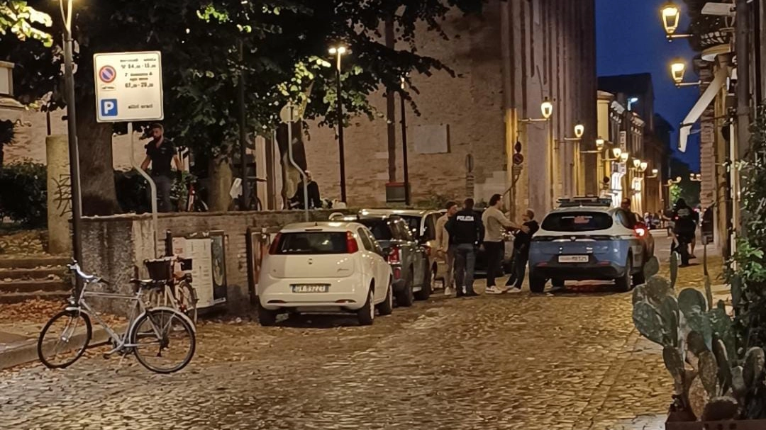 La Polizia ferma il 40enne nei giardini di piazza Amiani e sequestra il machete