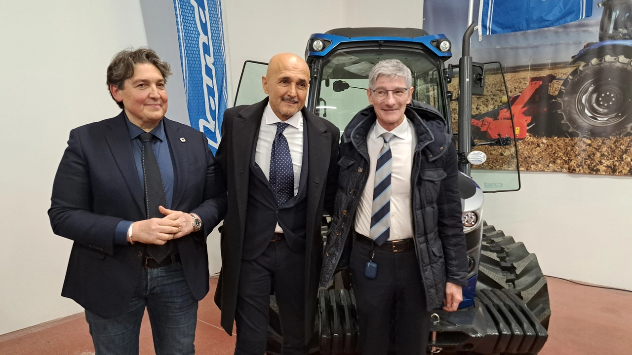 Luciano Spalletti, visita a sorpresa ad Ascoli del Ct della Nazionale di calcio che è grande appassionato di trattori