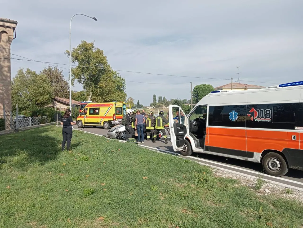 Auto contro un palo a San Matteo della Decima, ferita coppia di anziani