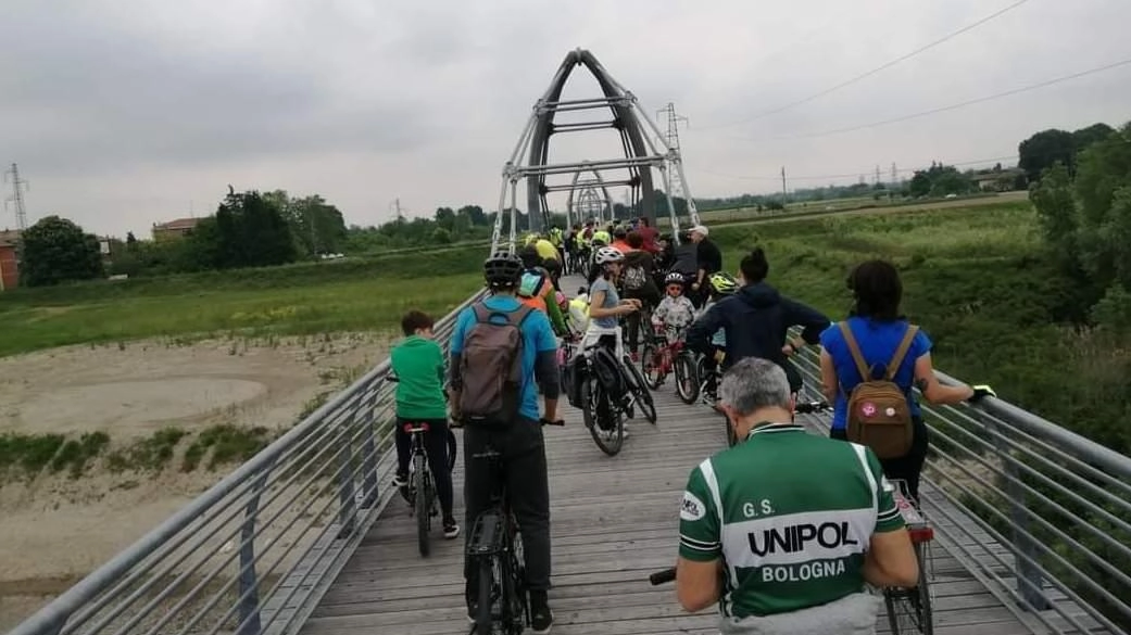 Le biciclette in transito sul ponte che collega Trebbo a Calderara