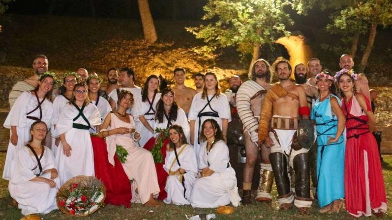 Gladiatori, danzatrici, sculture e banchetto nell’anfiteatro: in scena una serata da tutto esaurito