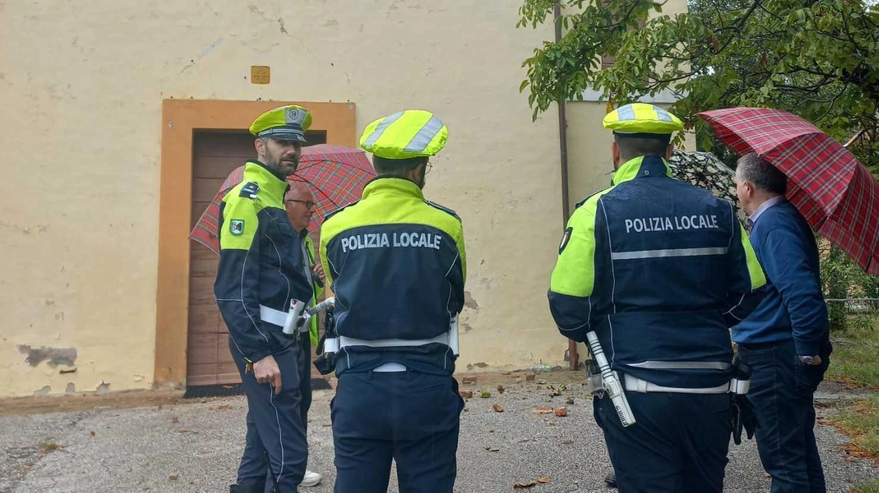 La chiesa di Santa Lucia rimane chiusa dopo un boato che ha causato il crollo di mattoni dal tetto. I vigili del fuoco dovranno verificare l'agibilità dell'edificio.