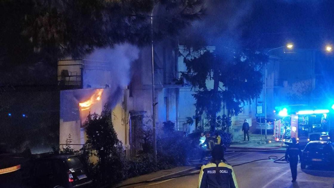 Incendio in una palazzina a Corridonia: intervento dei vigili del fuoco