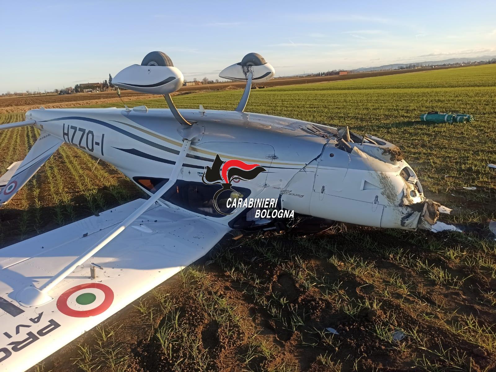 Aereo in avaria durante il volo: atterrano e si ribaltano in un campo