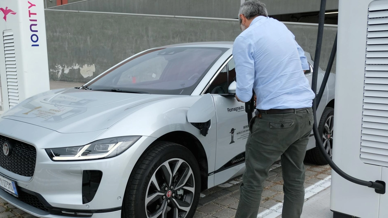 Un’auto elettrica durante la ricarica