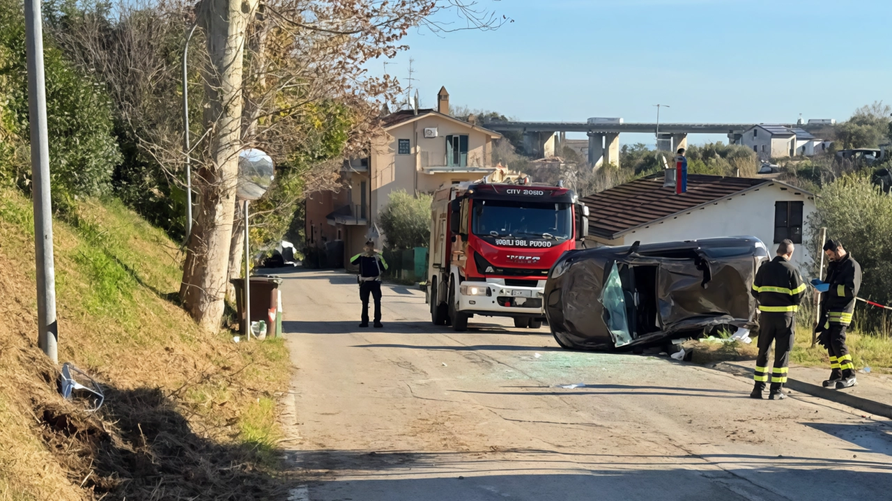 L’auto è sbandata finendo contro la scarpata sinistra, ha urtato un palo dell’illuminazione pubblica, ha sfiorato un grosso albero poi si è ribaltata