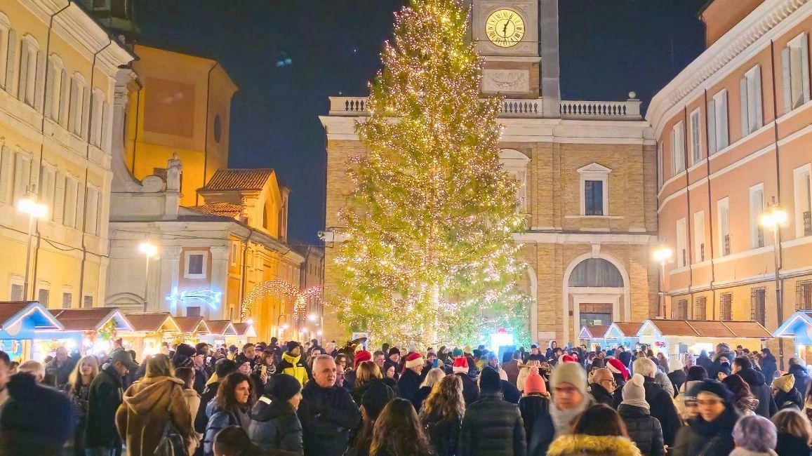 L’albero di piazza del Popolo, luogo di tanti eventi per bambini e grandi. Presenti anche i capanni natalizi con cibi e bevande