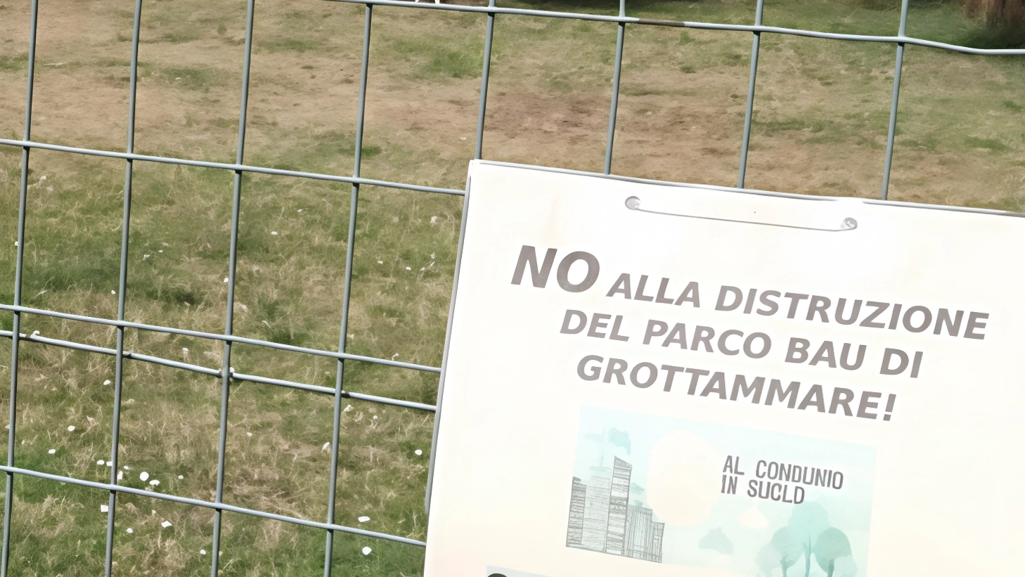 Una petizione a Grottammare chiede di fermare i lavori di un cantiere che sottrarrà 1500mq di verde pubblico. Il comitato Riviera Verde ha raccolto oltre 10mila firme in 100 giorni, evidenziando l'importanza della tutela degli spazi verdi urbani per la qualità della vita e la biodiversità.