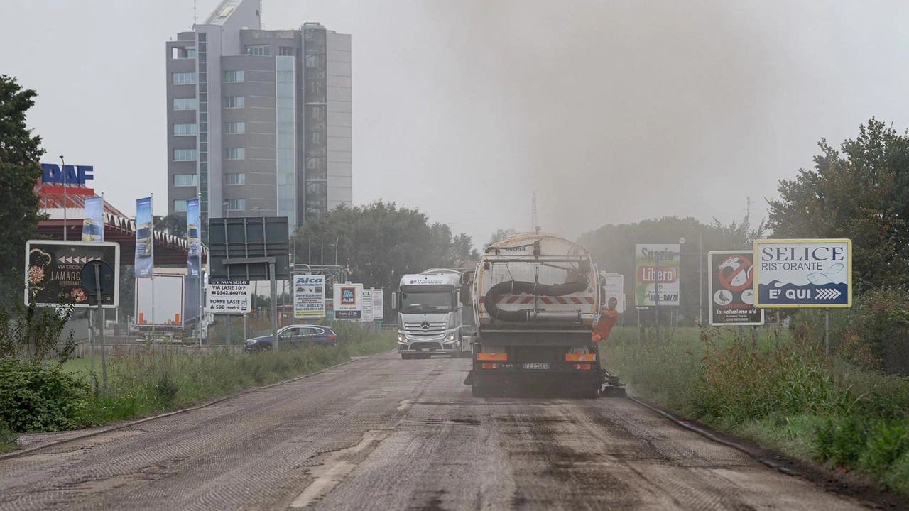 In corso lavori di asfaltatura in via Lasie, zona industriale. Modifiche alla viabilità fino al 31 ottobre. Divieti e restrizioni in alcuni tratti stradali.