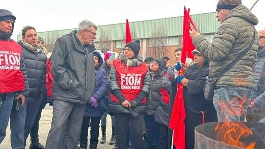 Il segretario nazionale della Cgil, Maurizio Landini, nel primo pomeriggio di ieri è arrivato davanti ai cancelli della Meta System....