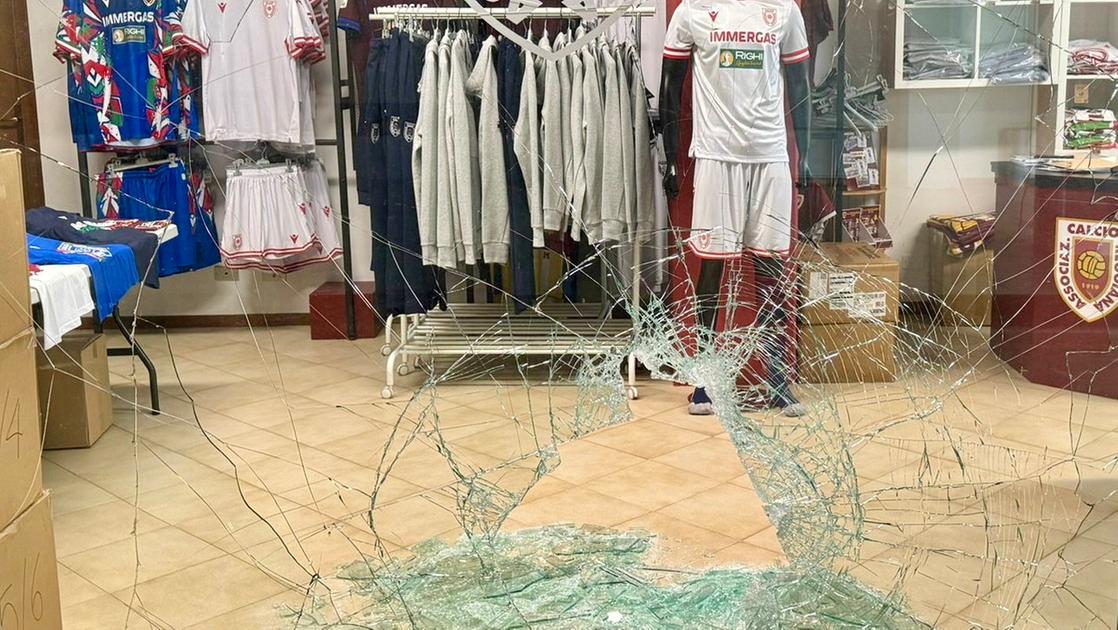 Furto al Reggiana Calcio Store, vetrina spaccata con un tombino