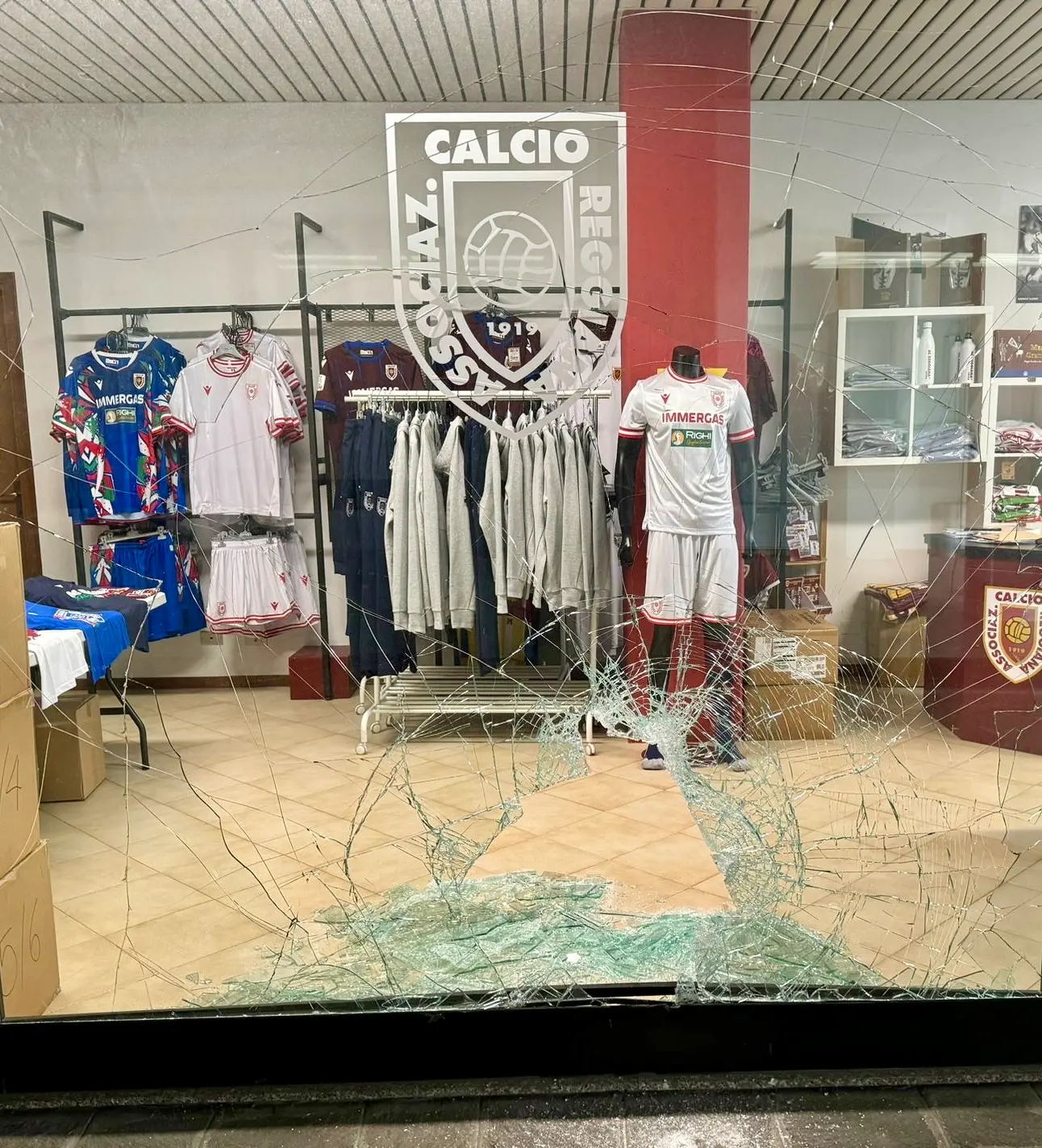 Furto al Reggiana Calcio Store, vetrina spaccata con un tombino