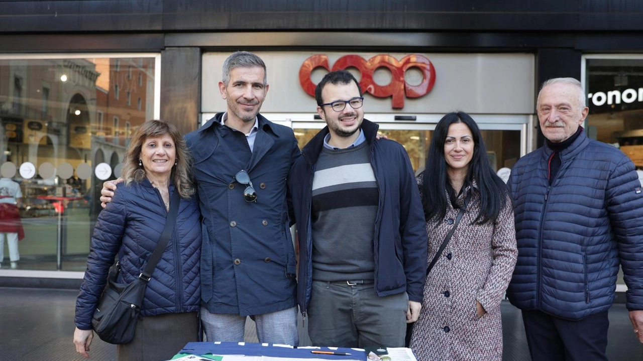 Il banchetto di Fratelli d’Italia organizzato ieri in piazza dei Martiri