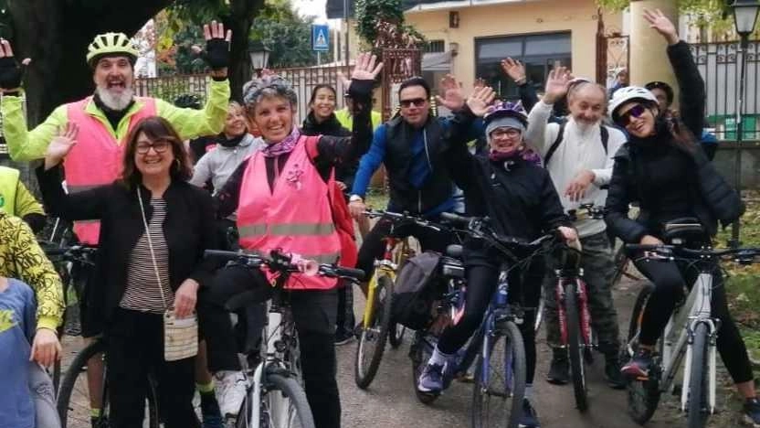 Un momento dell’ultima edizione della Pedalata rosa alla quale hanno preso parte trenta persone da 6 a 74 anni di età