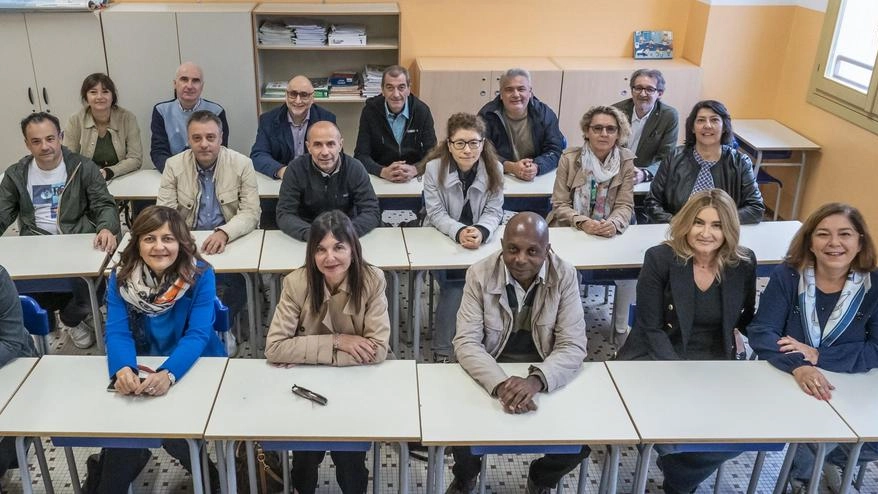 Vecchi compagni di scuola si ritrovano dopo 50 anni per festeggiare un'amicizia duratura nata nel 1974 alla scuola elementare ‘Gulli’ di Faenza. Emozioni e ricordi si mescolano in un'occasione speciale.