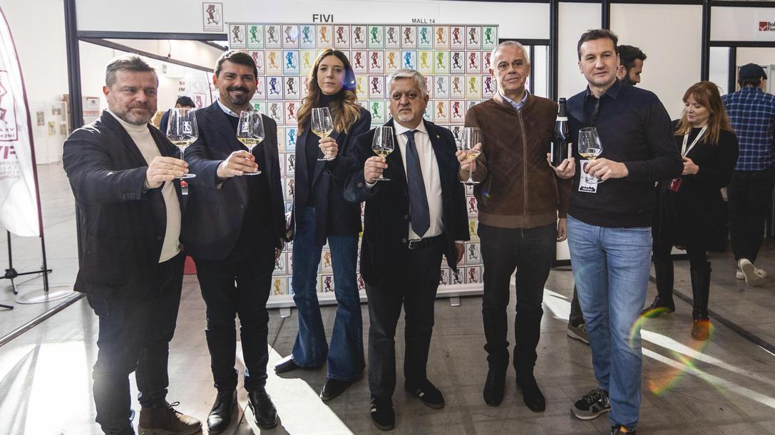 In alto i calici al ’Mercato dei vini’. L’expo dei vignaioli indipendenti