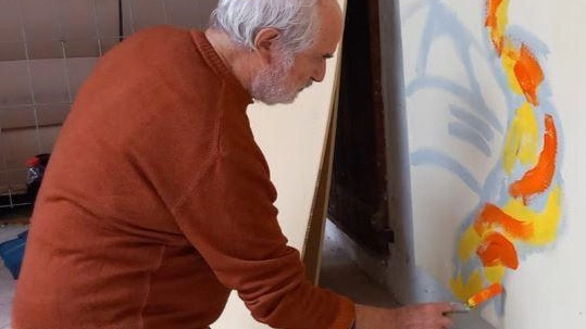 Il pittore Eugenio Pacchioli trasforma lo spazio della nuova casa di riposo ad Apiro con un "cantiere" artistico. L'arte come strumento per aprire spazi umani e combattere il disincanto. Performance fruibile in streaming, a cura della compagnia teatrale Malte.