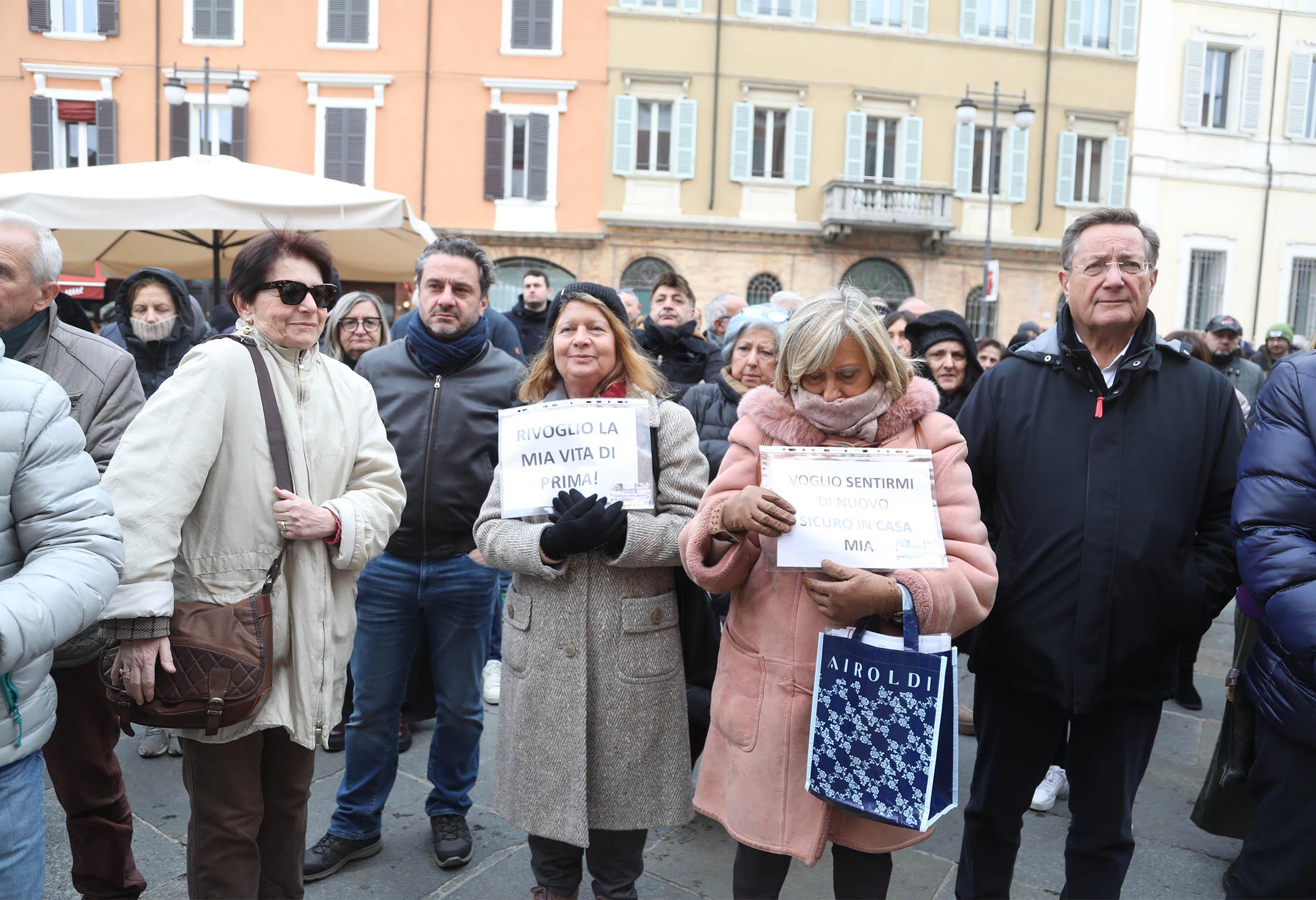 “Stop all’omertà, fuori i piani speciali”. Oltre duecento alluvionati arrabbiati in piazza