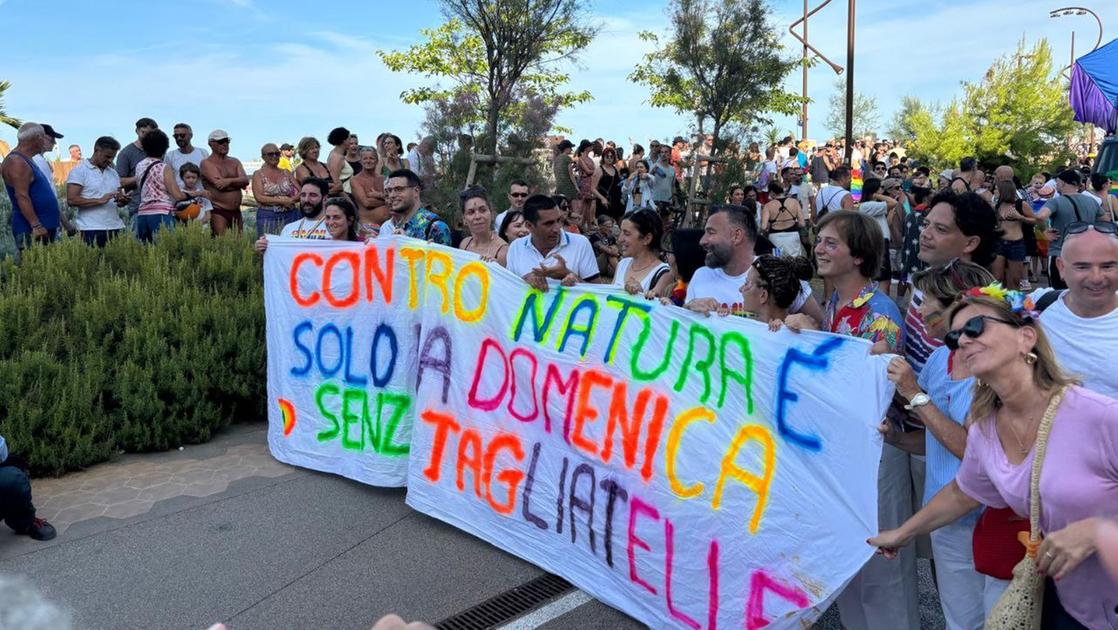 Rimini Pride, via al corteo. Il lungomare diventa un enorme arcobaleno tra carri colorati, musica e slogan