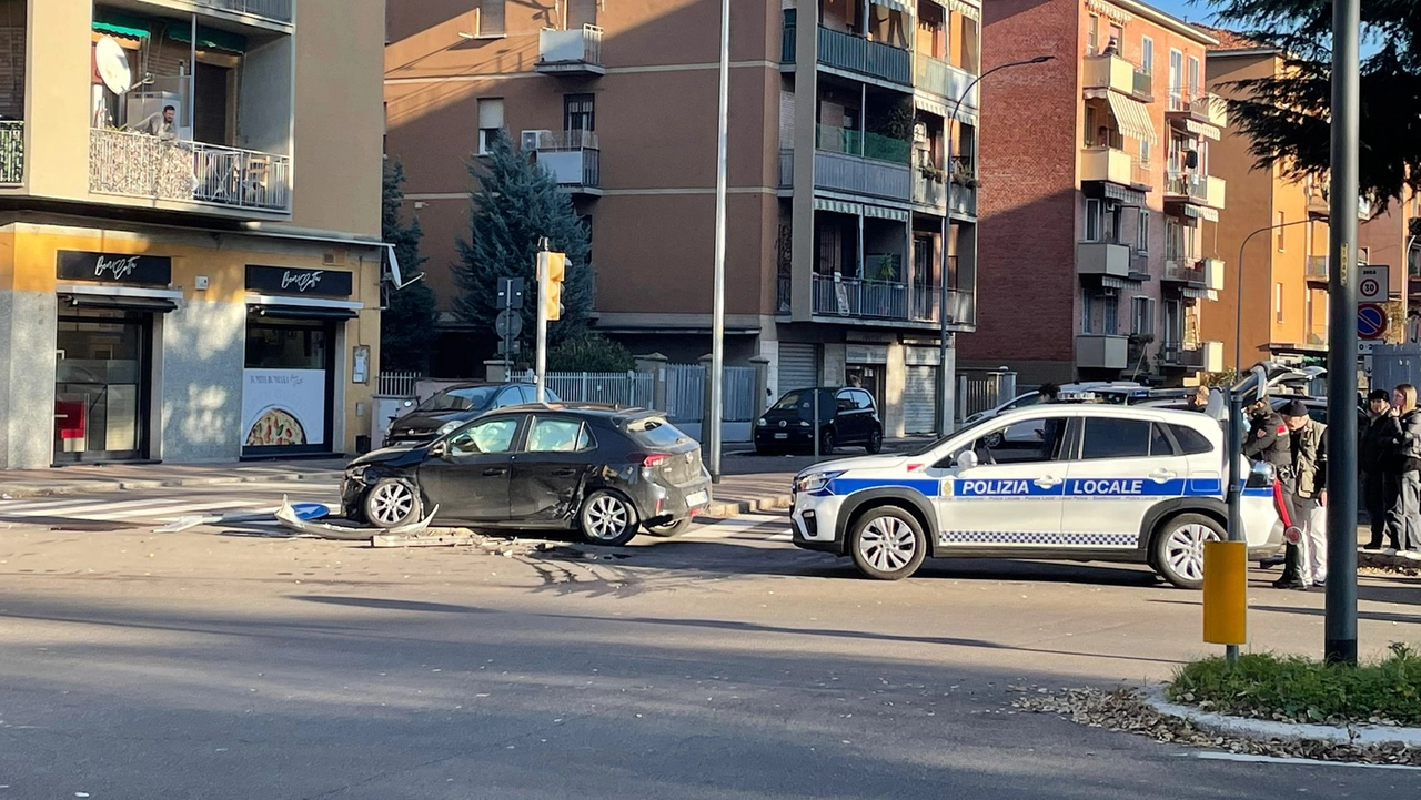 Dopo lo scontro, la Polo è finita su un salvagente travolgendo anche un cartello. Sul fianco sinistro sono visibili i segni dell'impatto