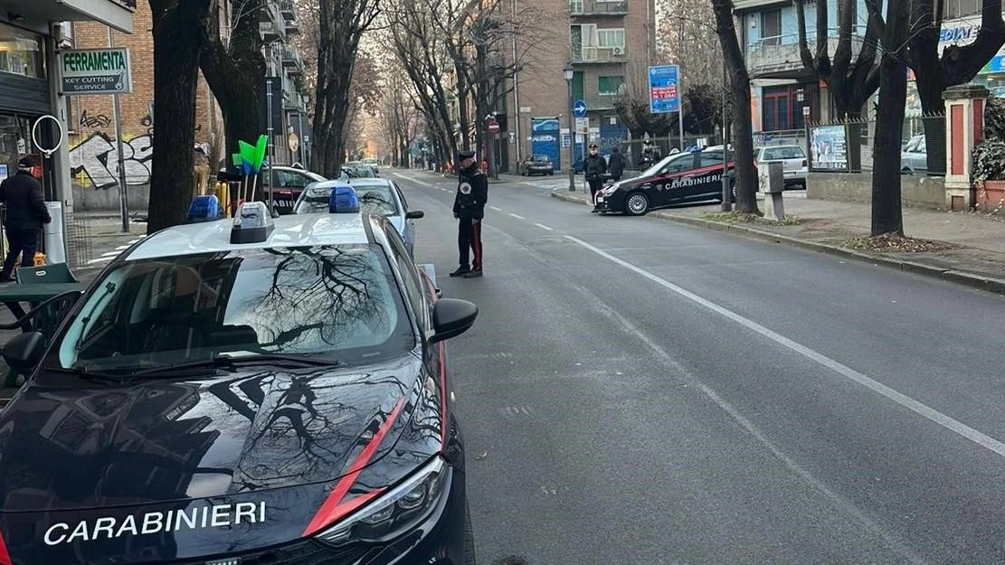 Tensione a Milano: presunto ladro di monopattino inseguito con taser, intervento delle forze dell'ordine. Accuse e rischio di denuncia per porto abusivo d'armi.